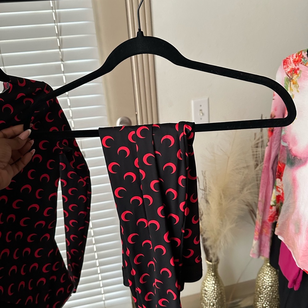 Marine serre great quality very stretchy the size is xs & can fit a medium or L